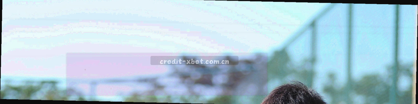 水平流动的光带与节点圆点，示意批次逐段推进